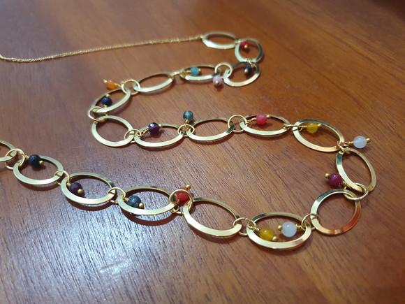 Colar Dourado de Argolas com Pedras Naturais