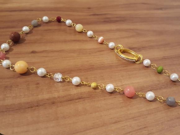 Colar Dourado de Pérolas e Pedras Naturais