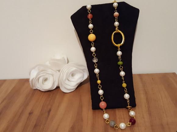 Colar Dourado de Pérolas e Pedras Naturais