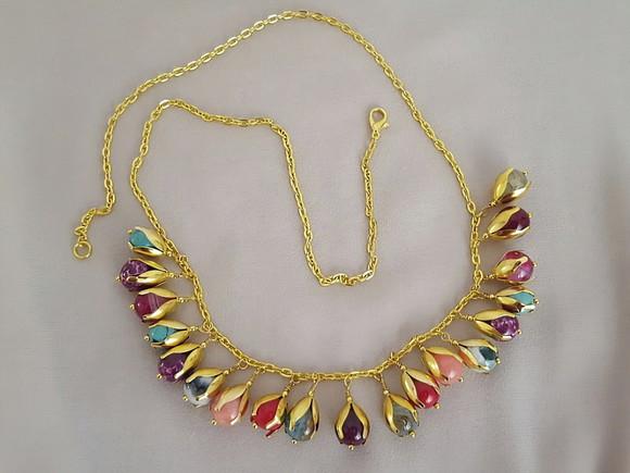 Colar Dourado e Pedras Naturais Coloridas