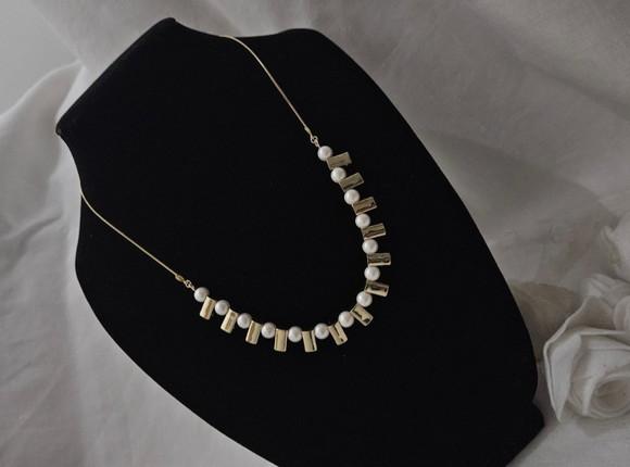 Colar Dourado e Pérolas Shell