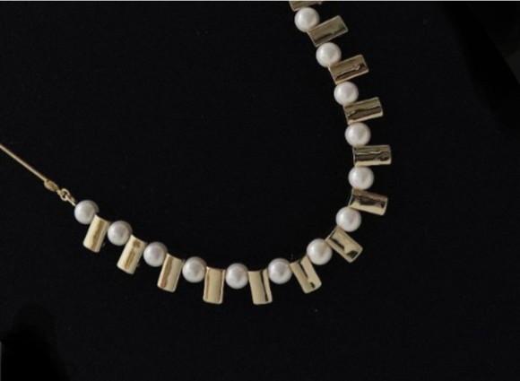 Colar Dourado e Pérolas Shell