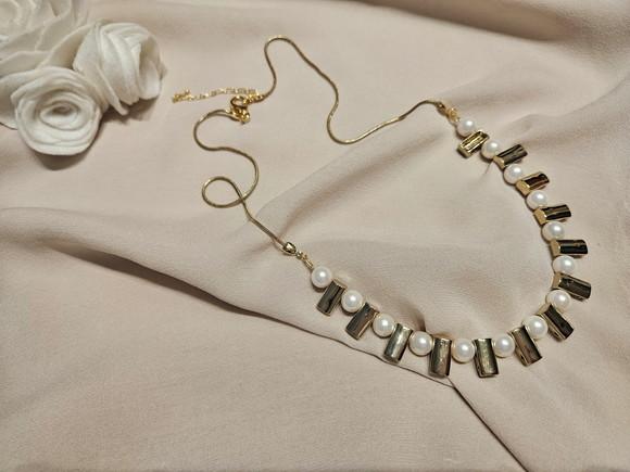 Colar Dourado e Pérolas Shell