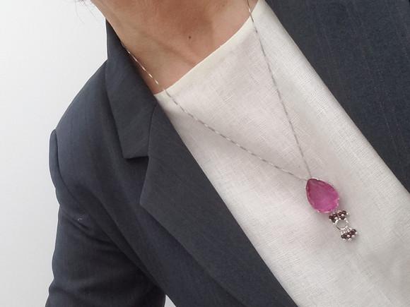 Colar Prateado com Cristal Fuccia e Cachos de Mini Pedras