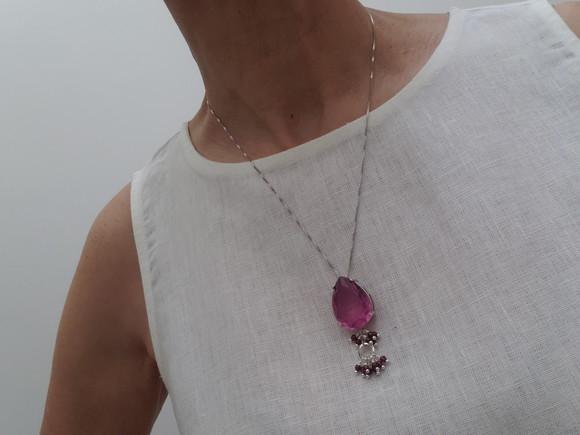 Colar Prateado com Cristal Fuccia e Cachos de Mini Pedras