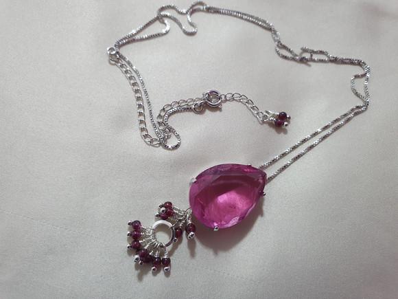 Colar Prateado com Cristal Fuccia e Cachos de Mini Pedras