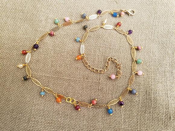 Colar Rendado Dourado de Pedras Coloridas