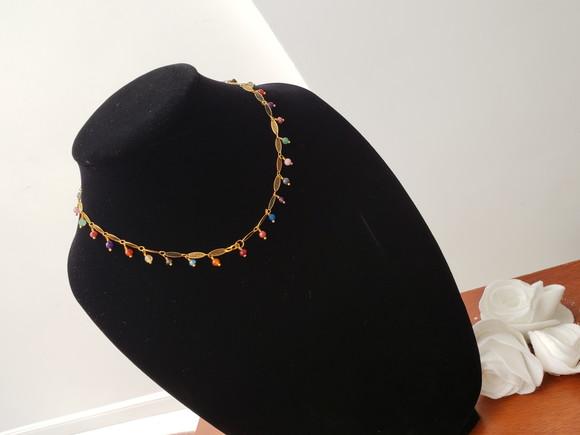 Colar Rendado Dourado de Pedras Coloridas