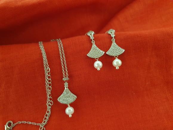 Conjunto de Colar e Brinco Banhado a Prata com Mini Cristais