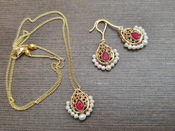 Conjunto De Colar E Brinco Com Cristal Rubi E Pérolas