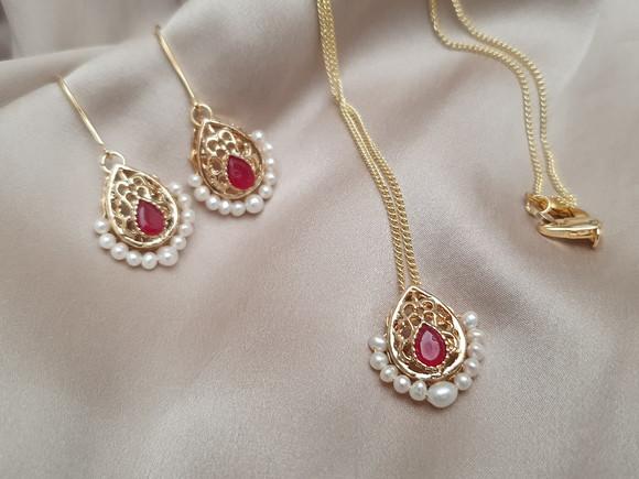 Conjunto De Colar E Brinco Com Cristal Rubi E Pérolas