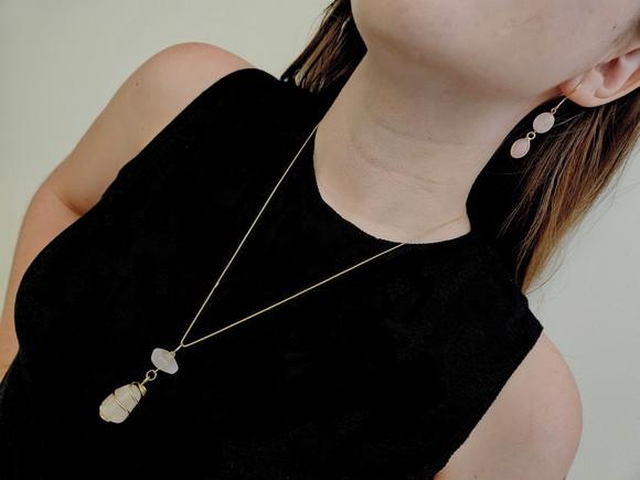 Conjunto de Colar e Brinco com Pingente de Quartzo Rosa