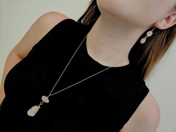 Conjunto de Colar e Brinco com Pingente de Quartzo Rosa