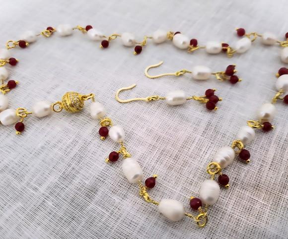 Conjunto de Colar e Brinco de Pérolas e Pedras Jade Rubi
