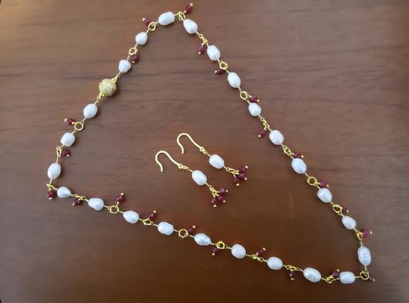 Conjunto de Colar e Brinco de Pérolas e Pedras Jade Rubi