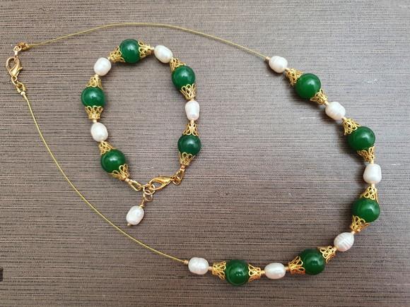 Conjunto de Colar e Pulseira de Jade Verde e Pérolas