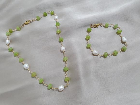 Conjunto de Colar e Pulseira de Pedras Peridoto com Pérolas