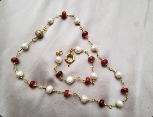 Conjunto de Colar e Pulseira de Pérolas e Pedras Naturais