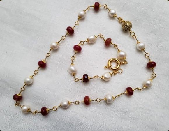 Conjunto de Colar e Pulseira de Pérolas e Pedras Naturais
