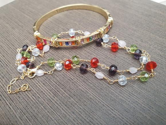 Conjunto De Pulseira E Colar Dourado Com Cristais Coloridos
