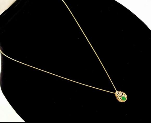 Corrente Banhada Dourada Com Pingente De Cristal Verde