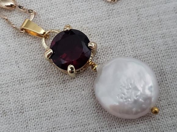 Corrente Dourada Banhada com Cabochão Rubi e Pérola Natural