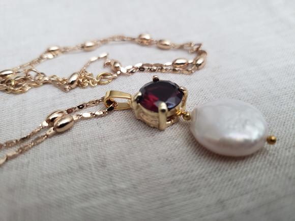 Corrente Dourada Banhada com Cabochão Rubi e Pérola Natural