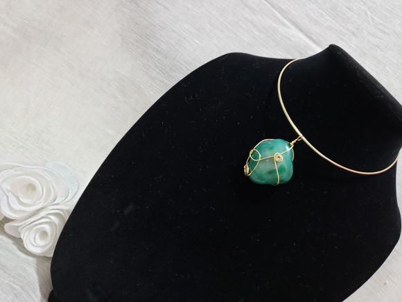 Gargantilha Rígida com Pingente de Pedra Natural Ágata