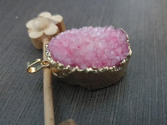 Pingente de Pedra Natural Drusa Bruta Rosa Suave