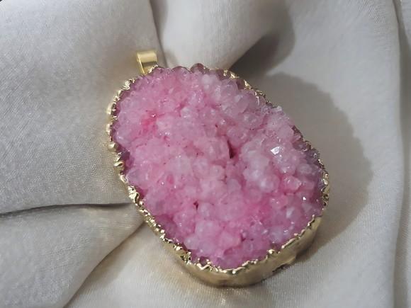 Pingente de Pedra Natural Drusa Bruta Rosa Suave