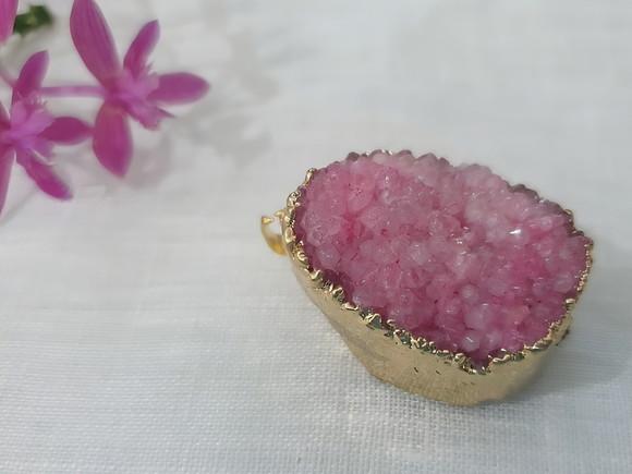 Pingente de Pedra Natural Drusa Bruta Rosa Suave