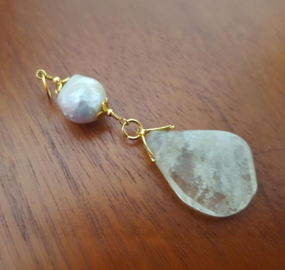 Pingente Dourado com Pedra e Pérola Naturais
