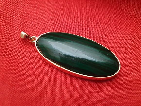Pingente Dourado com Pedra Natural Malaquita