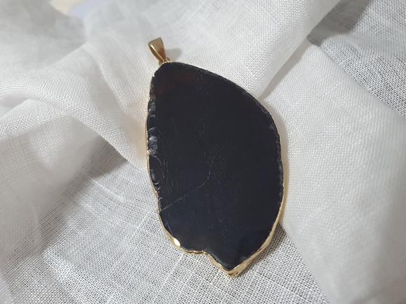 Pingente Dourado com Pedra Natural Ônix