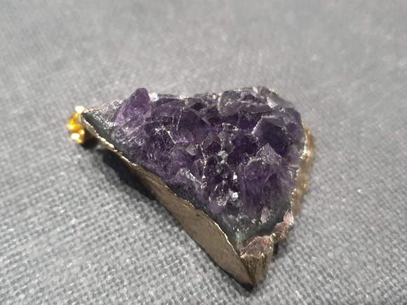 Pingente Triangular de Drusa Bruta Roxa