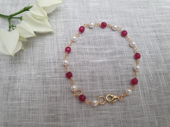 Pulseira Banhada com Pedras Naturais Jade Rubi e Pérolas