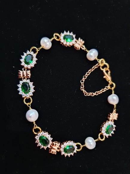 Pulseira Banhada com Pérolas Naturais e Cristal Verde