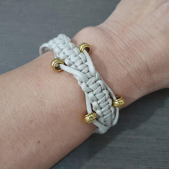 Pulseira Bege Trançada em Macramê com Detalhes Dourados