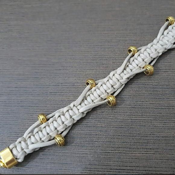 Pulseira Bege Trançada em Macramê com Detalhes Dourados