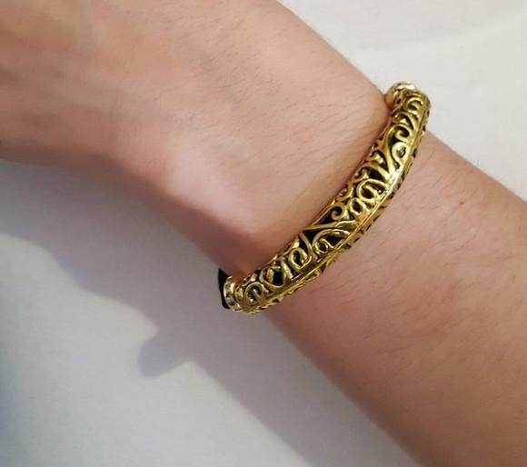 Pulseira com Passador Dourado e Couro