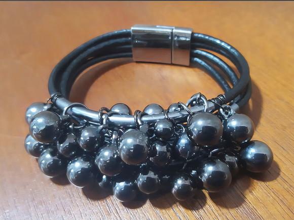Pulseira de Bolinhas Banhadas a Grafite e Couro