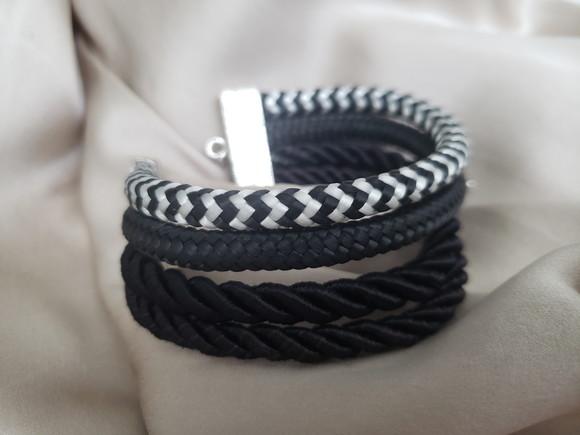 Pulseira de Cordas com Acabamentos Prata