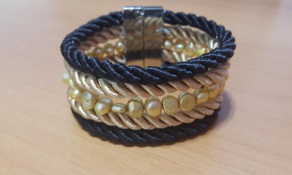 Pulseira de Cordas e Pérolas Naturais