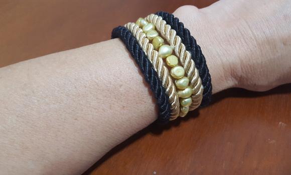 Pulseira de Cordas e Pérolas Naturais