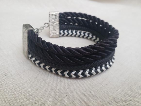 Pulseira de Cordas com Acabamentos Prata