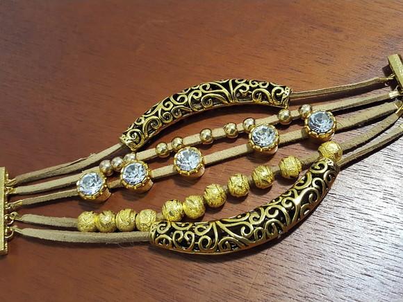 Pulseira de Couro e Cristais