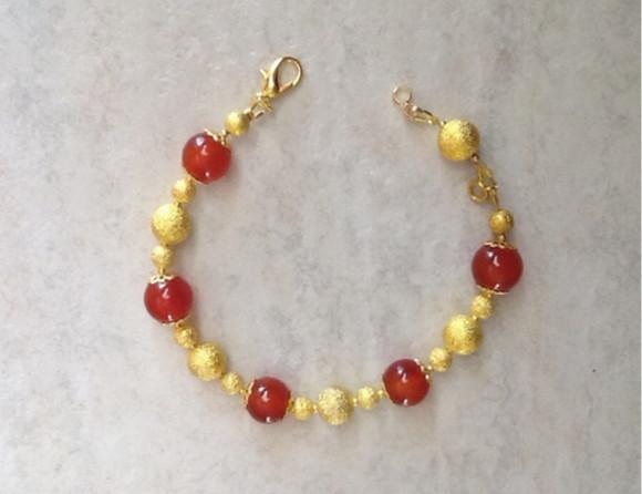 Pulseira de Pedra Natural Ágata e Bolas Douradas