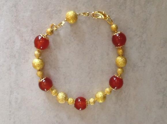 Pulseira de Pedra Natural Ágata e Bolas Douradas