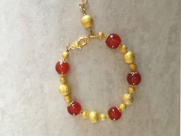 Pulseira de Pedra Natural Ágata e Bolas Douradas