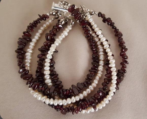 Pulseira de Pedras Granada e Pérolas Naturais